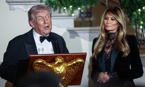 Reakcije na božićnu fotografiju Trumpovih ne prestaju: 'Izgledaju kao da idu na sprovod'