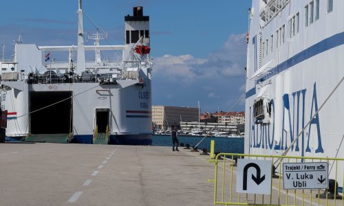 HAK: Ceste su skliske, a obustavljeno je i nekoliko trajektnih i brodskih linija