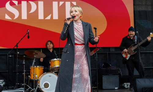 Blještava haljina uz strogi kaput: Danijela Martinović oduševila blagdanskim glamurom