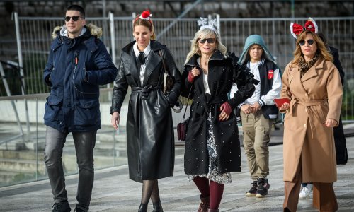 Gradske ulice kao modna pista: Pogledajte izdanja Šibenčana za Badnjak