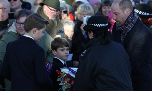 Nestašni princ opet u akciji: Louis ukrao show, pogledajte što je 'oteo' ocu iz ruku