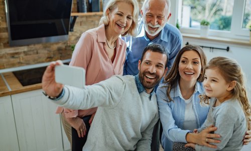 Roditelji doista imaju miljenike: Evo zašto osjećaj da nisi omiljeno dijete boli i u odrasloj dobi