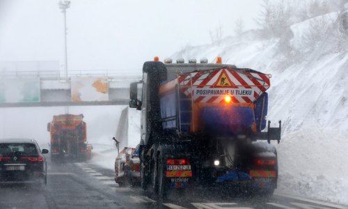 Snijeg pada u Lici i Gorskom kotaru: Ne idite na put bez zimske opreme