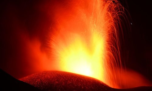Probudila se Etna: Vulkan izbacuje lavu, pepeo pada po skijalištu