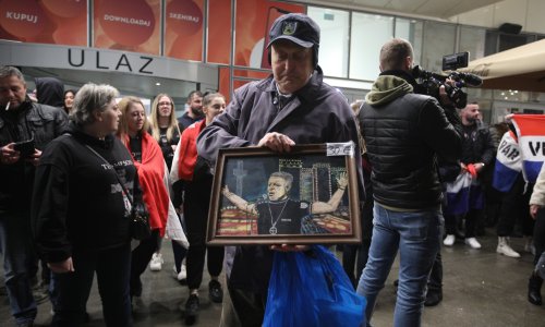 Fanovi pred Arenom uz Thompsonove pjesme: Pogledajte kako se zagrijavaju