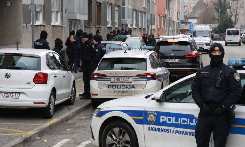 Keleminec i desničari došli pred Tomaševićev stan pjevati Thompsona. Sve je puno policije