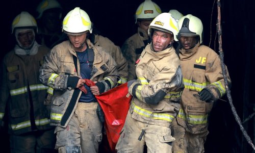 16 osoba poginulo u požaru doma za starije osobe, vatrogasci spašavaju zarobljene u zgradi