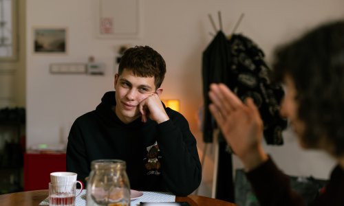 Vraća se 'Sram': Treća sezona popularne serije stiže na HRT, a u fokusu je novi lik