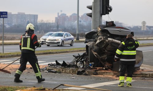 Strašna nesreća u Velikoj Gorici: Sletio s kolnika i udario stup, od auta nije ostalo ništa