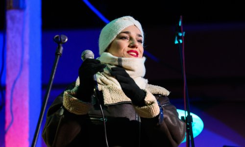 Spremna na udare bure: Pjevačica Magazina stigla na koncert zabundana do neprepoznatljivosti