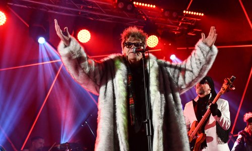 Pogledajte kako se od niskih temperatura na dočeku 'spasio' pjevač Crvene jabuke