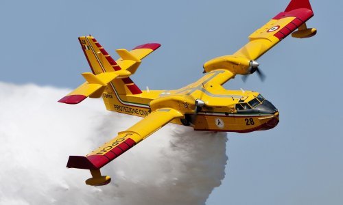Izbio požar kod Lećevice: Vatrogasci ne mogu do vatre, dignuti kanaderi
