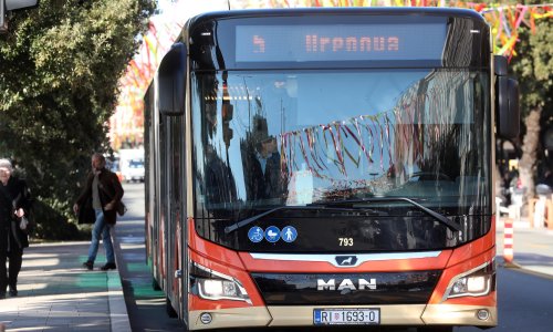 Pijani mladić ukrao gradski autobus u Rijeci pa skrivio nesreću
