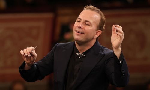 Ima nalakirane nokte i specifičan stil: Svi pričaju o dirigentu tradicionalnog Novogodišnjeg koncerta