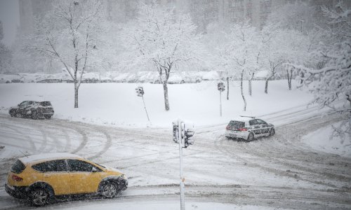 Snijeg izazvao kaos u BiH: Magistralni putevi zameteni, promet blokiran