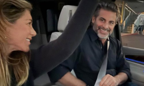 Dečko Jennifer Aniston progovorio o bolesti zbog koje često hoda uz pomoć štapa