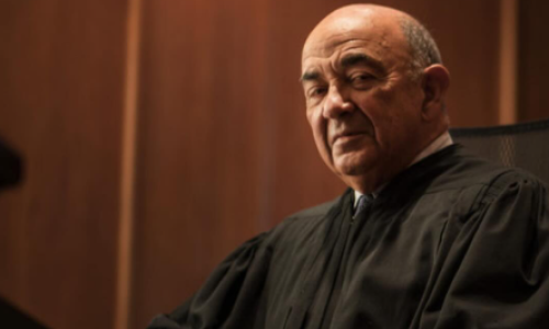 Ovo je sudac pred kojeg će izaći Maduro. Ima 92 godine