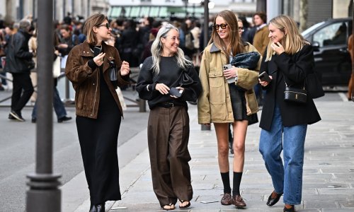 Efektni dodaci, široke hlače i nikad tanja obuća: Modni komadi koji su obilježili godinu iza nas