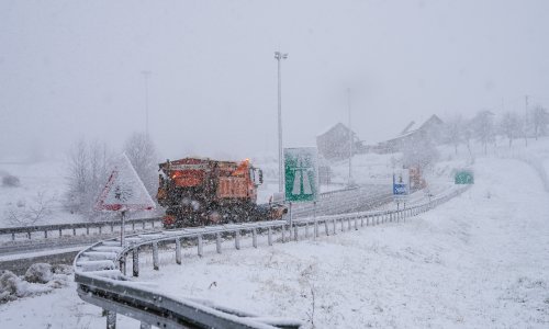 Snijeg i zimski uvjeti otežavaju promet, upaljen crveni meteoalarm za dio zemlje