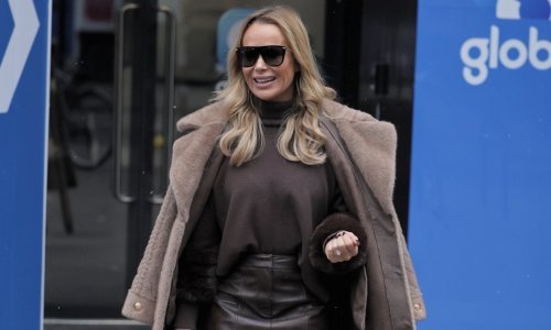 Kožna minica i hit čizme u najpopularnijoj boji recept su za privlačenje pogleda