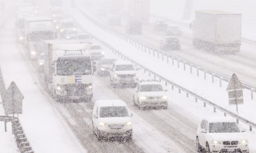 Teški uvjeti na cestama: Snijeg zaustavio dio prometa prema Istri i Dalmaciji