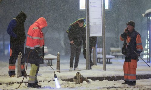 [FOTO/VIDEO] Zbog snijega tramvaji iskakali iz tračnica: Radnici brenerom odleđivali tračnice