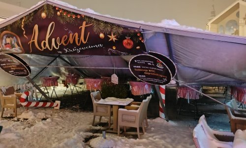 Snijeg urušio veliki adventski šator u Križevcima