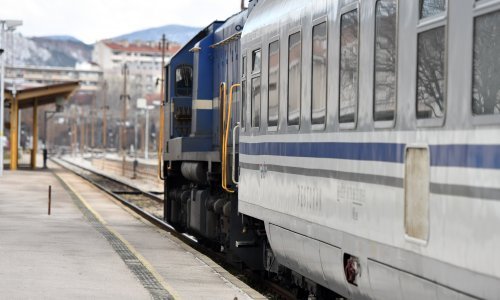 Vlak zaustavljen u Kninu: 'Zarobljeni smo u vlaku već 12 sati, bez pića i hrane. Vani je sve zaleđeno!'