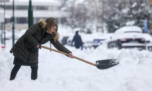 Snijeg u BiH stvorio priliku i za zaradu: Stotine žele čistiti snijeg