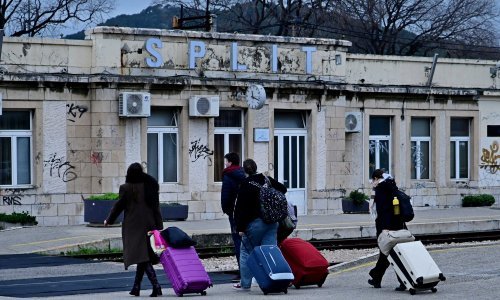 'Zaglavljeni' vlak nakon 21 sat putovanja stigao u Split: 'Navikla sam, ali ovo je bilo previše'