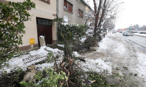FOTO U Branimirovoj kamion proklizao i udario u kuću
