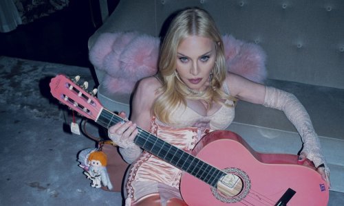 Madonna se svukla u donje rublje i zapalila krevet u novoj kampanji Dolce & Gabbane