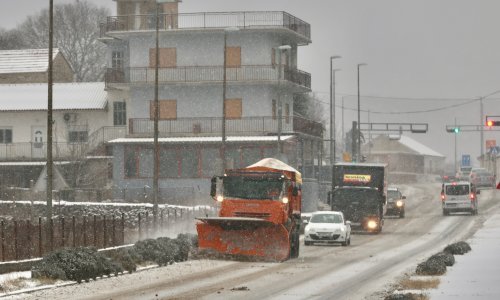 Snijeg pada u cijeloj Dalmatinskoj zagori, pojavila se i opasna ledena kiša