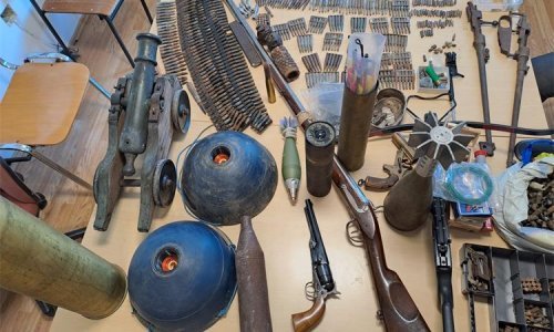 Mladić (19) pao s povećom količinom oružja: Imao je puške, pištolje, bombe...