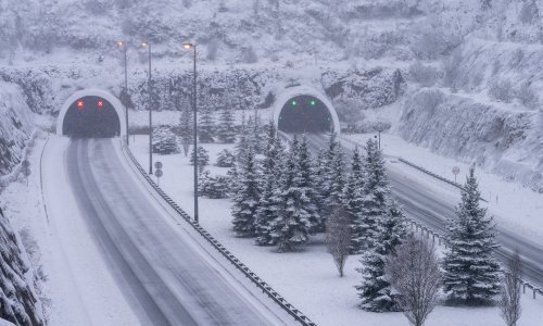 Snijeg pada u Lici, Gorskom kotaru i dijelu Slavonije: Dogodio se sudar na A4