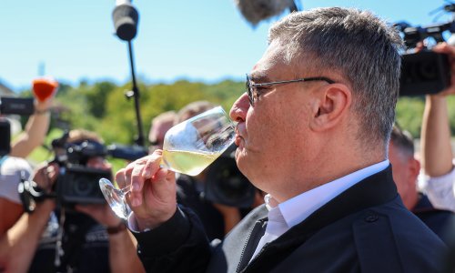 Ured predsjednika za negaziranu vodu troši 12.000 eura, na jednu stavku mnogo više nego lani