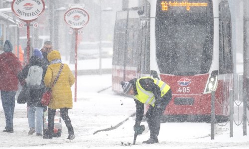 FOTO Beč okovao debeli led, kaos u prometu: Uvjeti su opasni po život!
