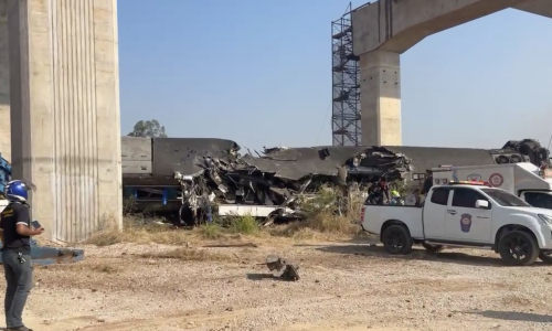 Užas na Tajlandu: Dizalica pala na vlak koji se zapalio, poginulo je najmanje 12 ljudi