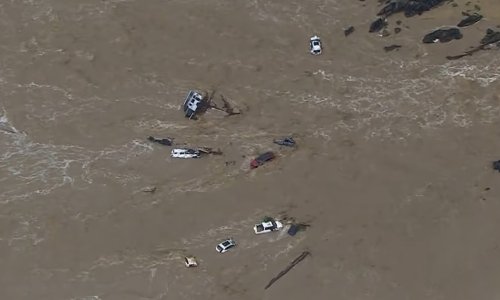 Poplave u Australiji odnose automobile u more, tisuće bez struje