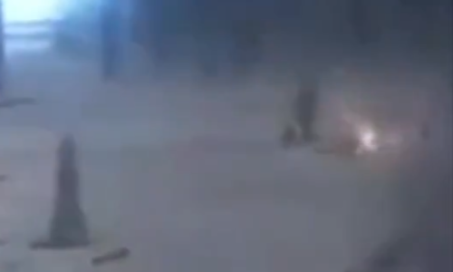 Snimka iz Ukrajine: Žena čisti snijeg, a do nje je pao dron. Reakcija je sve