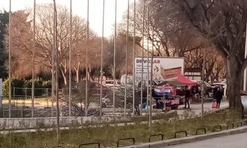 Uoči Thompsonova koncerta u Splitu uklonjeni štandovi: Koncert može - vašar ne može