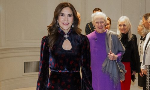 Briše godine jednim potezom: Ovaj modni trik lijepe kraljice je 'as iz rukava' za zrelije dame