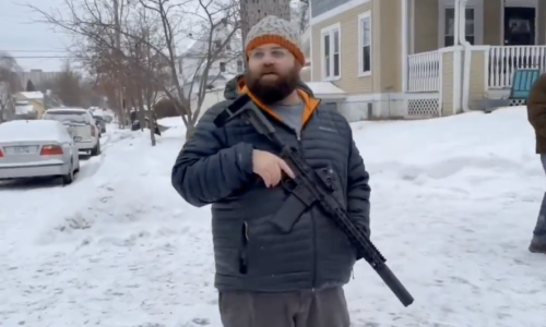 Širi se snimka: Amerikanac naoružan stoji pred kućom dok agenti ICE-a češljaju kvart