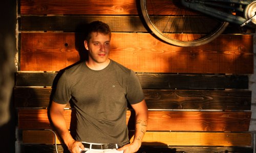 Poznati domaći pjevač hitno hospitaliziran, javio se iz bolničkog kreveta