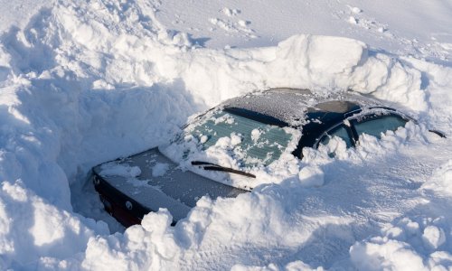Nestvarne scene s Kamčatke: Krovovi automobila vire ispod snijega, ulazi u zgrade potpuno zatrpani