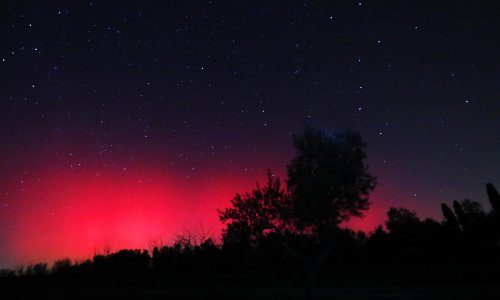 FOTO Prekrasna polarna svjetlost obasjala nebo na hrvatskoj obali: Evo zašto je svjetlila crveno, a ne zeleno