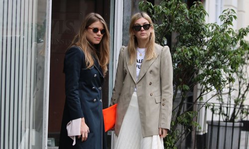 Kako kombinirati sivu i tamnoplavu, a da ne izgledate kao da idete u ured