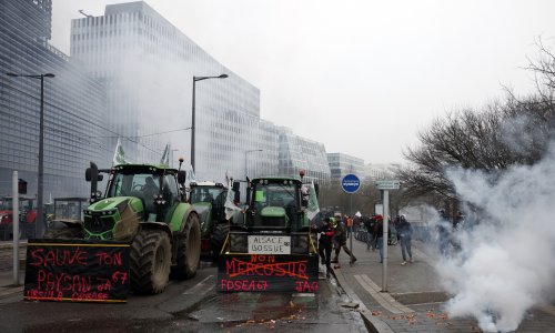Gotovo ratno stanje usred Strasbourga, stotine traktora na ulicama: 'Von der Leyen, idi kući!'