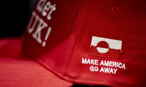 Danci odgovorili Trumpu njegovim oružjem: Ulicama zavladale crvene kape s posebnom porukom