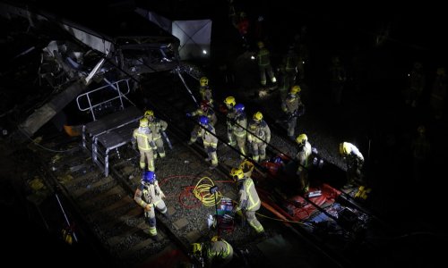 Vlak izletio s tračnica nakon urušavanja zida, u isto vrijeme drugi vlak naletio na odron